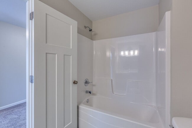 Building Photo - End Unit Town Home avail April 2026 : 3bd2ba2car garage Zimmerman