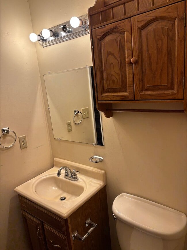 Building Photo - 500 Fairway Village Dr