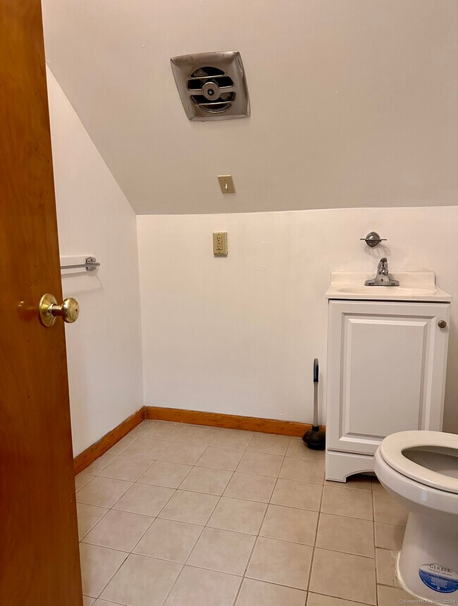 Building Photo - 122 Hansen Ave