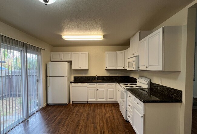 Building Photo - $500 OFF JAN RENT!  NICE UPDATED DUPLEX IN SACRAMENTO!!