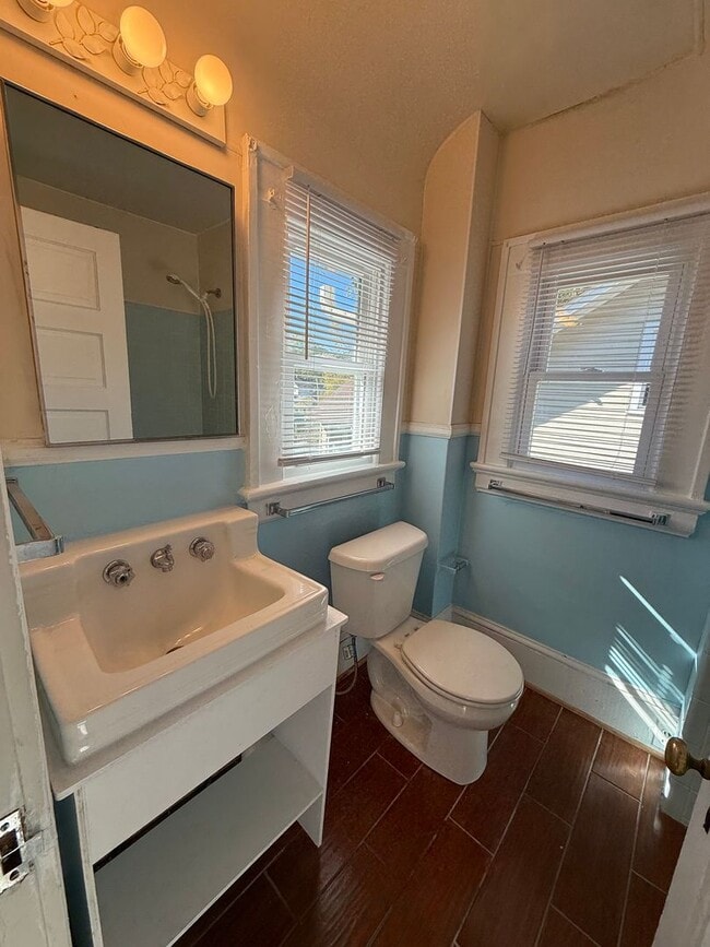 Building Photo - 903 Lee St N