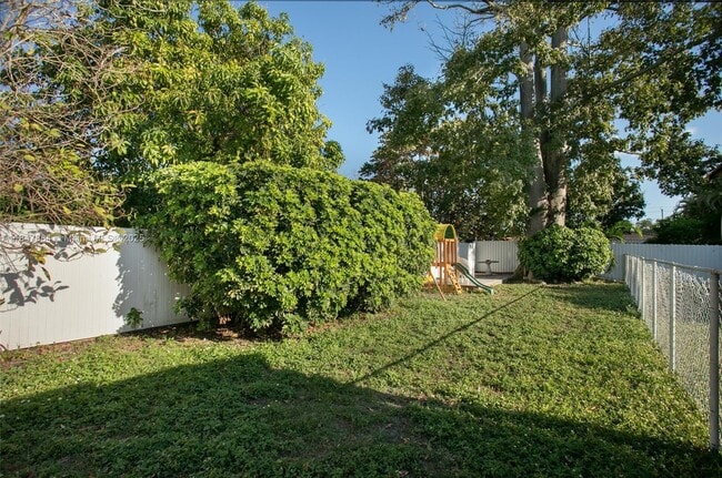 Building Photo - 8846 SW 25th St