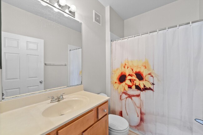 Building Photo - Luxurious Condo Living in Gated Stonegate ...