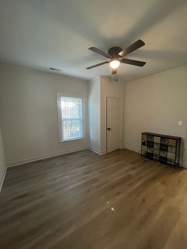 Building Photo - 2 bedroom, 1 bathroom home located in the ...