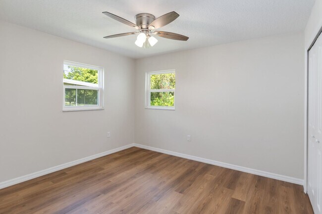 Building Photo - MOVE IN SPECIAL-Beautiful Newly Renovated 2/1 Duplex in St. Cloud Close To Lakefront