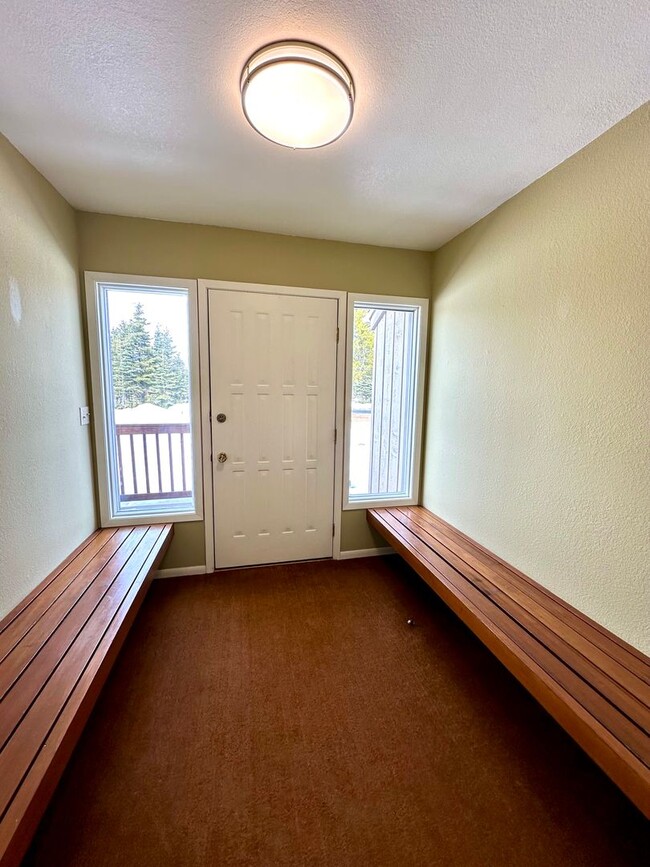 Building Photo - LIKE NEW REMODEL!