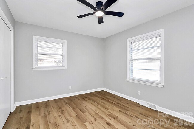 Building Photo - 526 Julia Ave