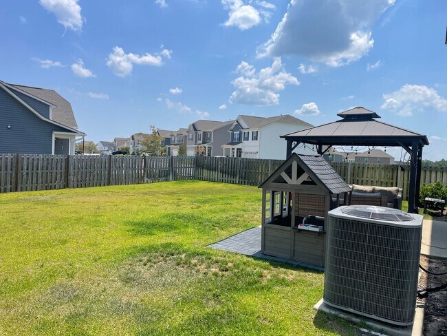 Building Photo - Stunning 4BR Home with Fenced Yard, Loft & Luxury Finishes in Elgin! Available July 1st!