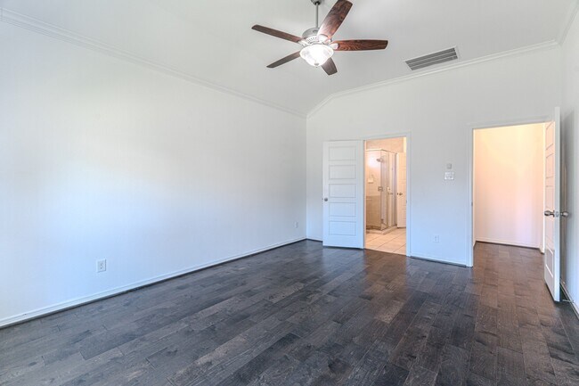 Building Photo - 3439 Cres Vista Dr