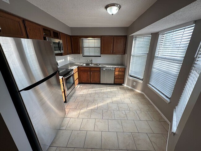 Building Photo - Spacious 3 Bedroom 2 Bath Townhome