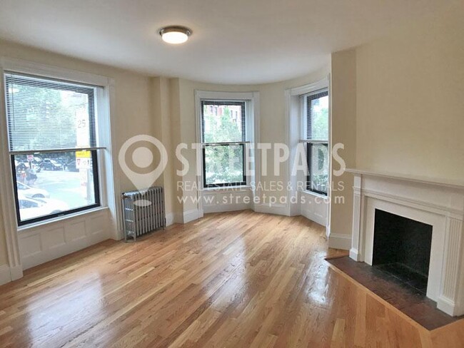 Building Photo - bedroom in Boston MA 02115