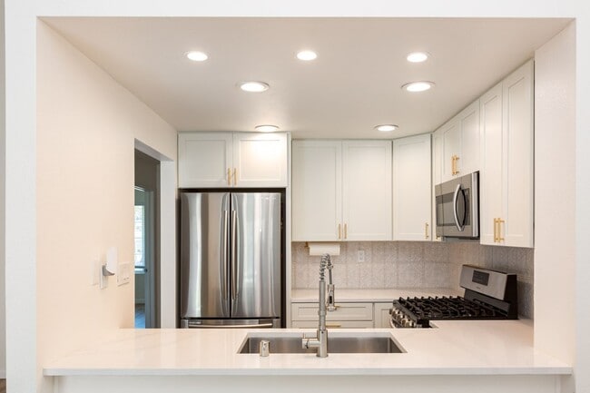 Building Photo - Charming Remodeled Townhome!