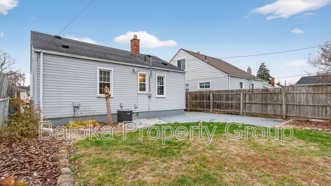 Building Photo - 648 Mayflower Ave