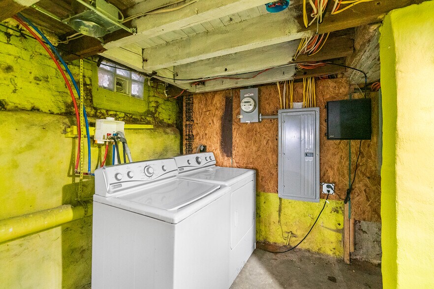 Building Photo - 1624 Edgley St