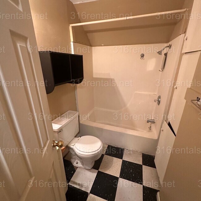 Building Photo - $695 - 1 bed 1 bath - Multi Family Home