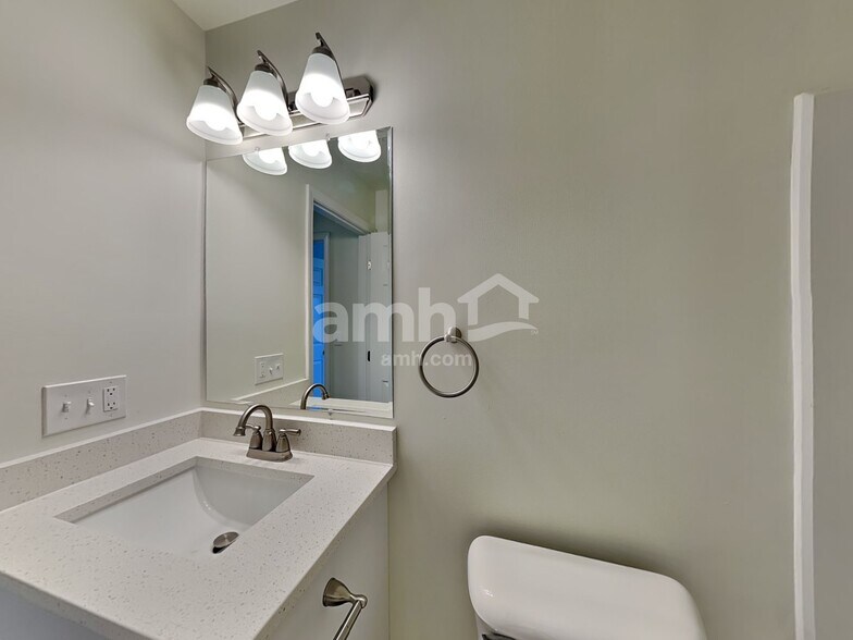 Building Photo - 1245 Cloverview St