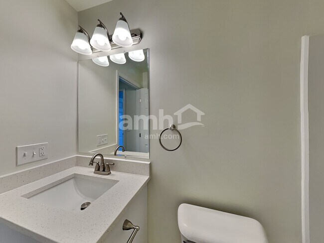 Building Photo - 1245 Cloverview St