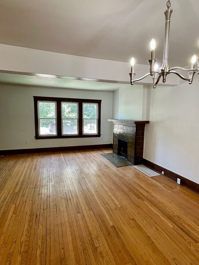 Building Photo - Beautiful & Spacious 3 Bedroom Townhome in...