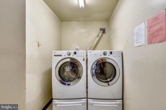 Building Photo - 1101 S Arlington Ridge Rd