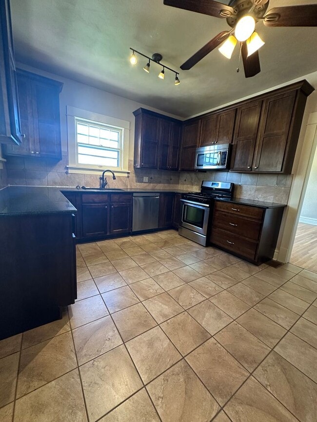 Building Photo - Amazing 3 bedroom home avail NOW