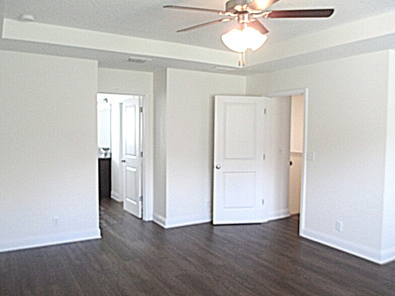Building Photo - 901 Sunny Stroll Dr