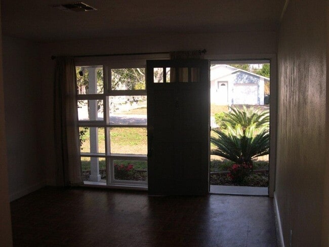 Building Photo - 220 Golden Days Dr