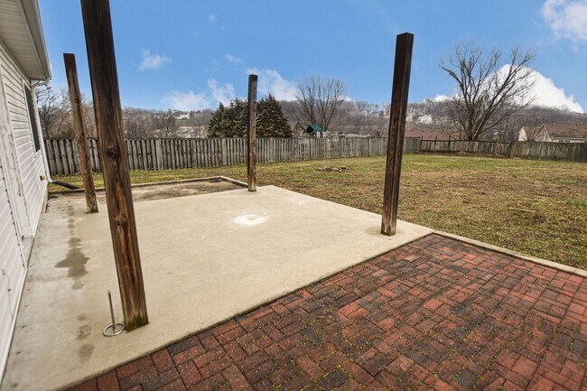 Building Photo - Pet Friendly Three Bedroom with Bonus!