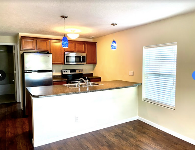 Building Photo - 1 Bedroom Avail August 2025!  Monthly Rent...