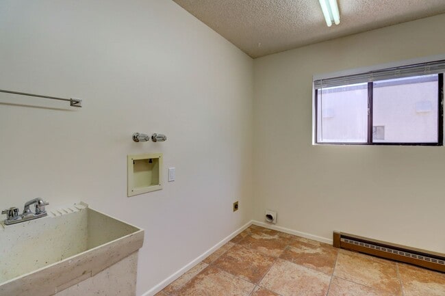 Building Photo - Home in Antelope Hills!