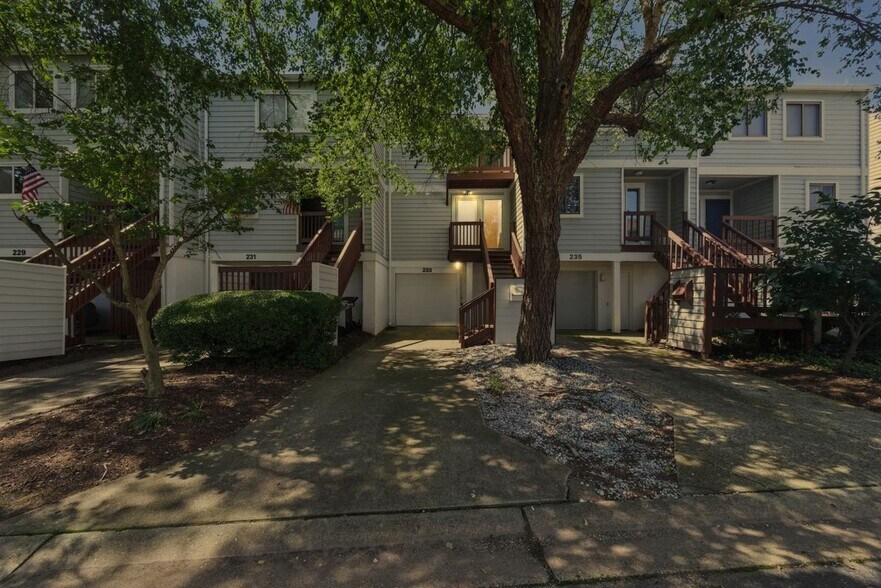 Building Photo - 233 Mill Point Dr