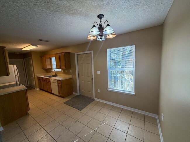 Building Photo - 3/2 Move-in Ready