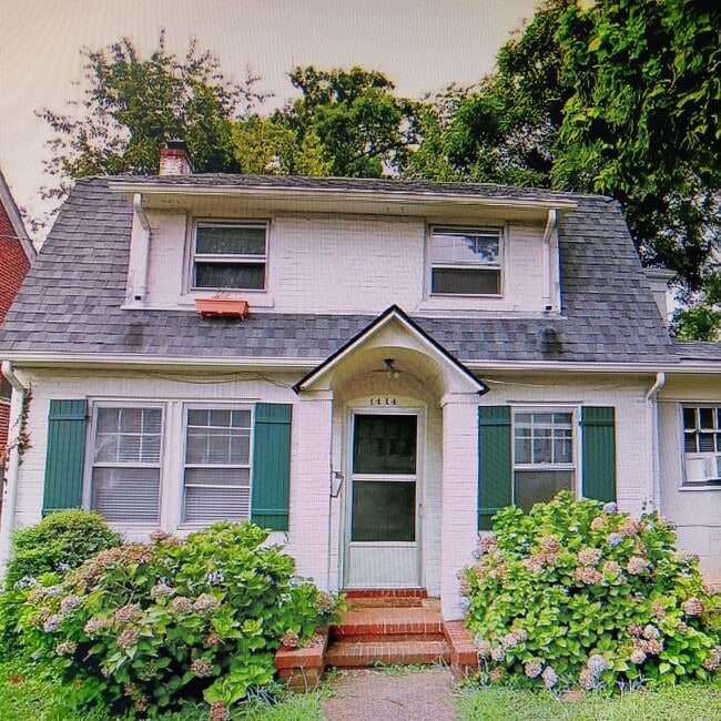 Primary Photo - Minutes to Campus / 5 Bedroom / 2 Bathroom