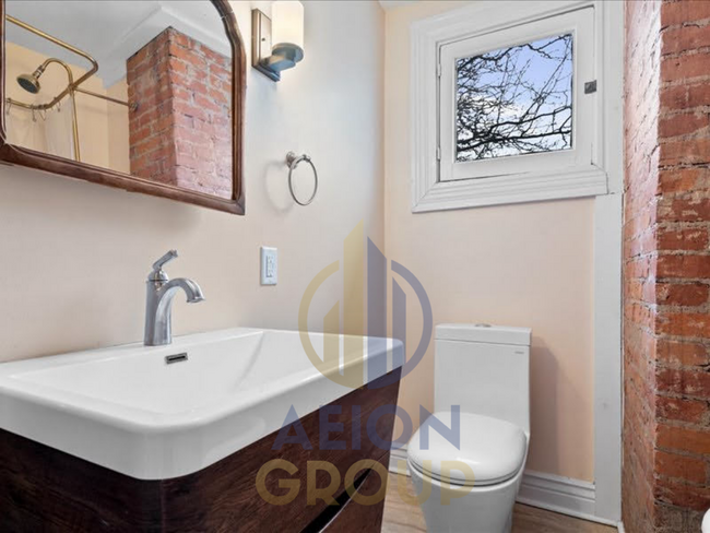 Building Photo - 989 Woodruff Pl E Dr