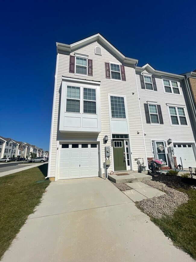 Primary Photo - End of unit townhome in Trails at Beech Cr...