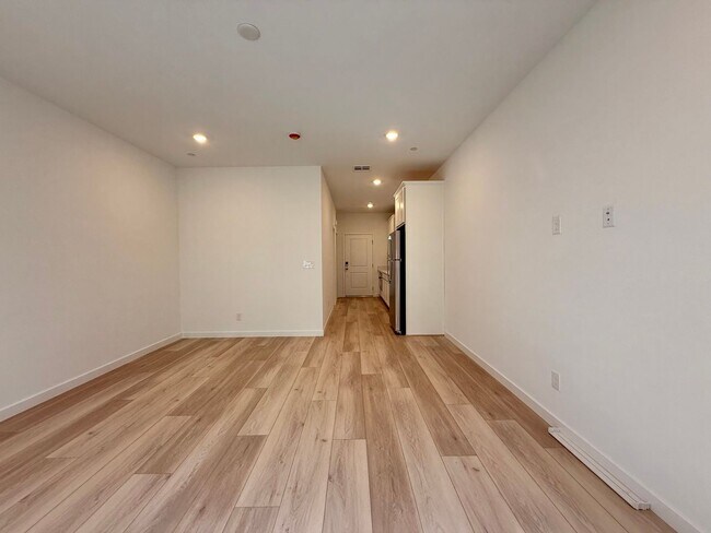 Building Photo - 4 BED 3.5 BATH 2 CAR GARAGE HOME w/ LOFT, ...