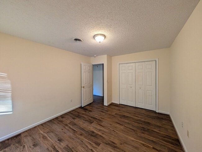 Building Photo - Black Mountain Upper Level Apartment Rental