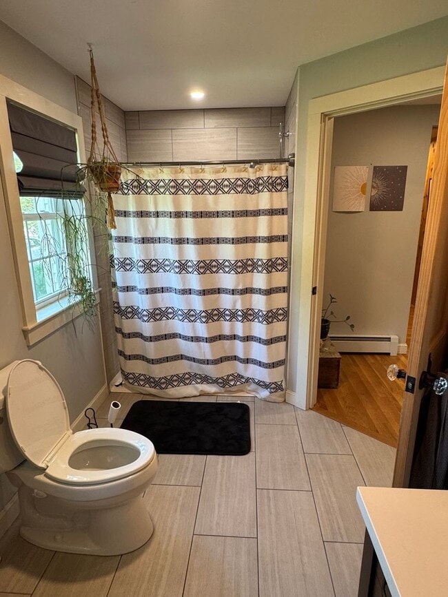 Building Photo - Beautifully Maintained 2 Bedroom Single Fa...