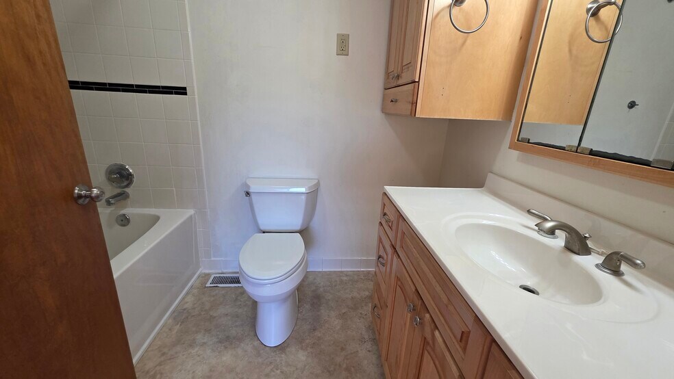 En suite full Master Bath. - 620 East St S
