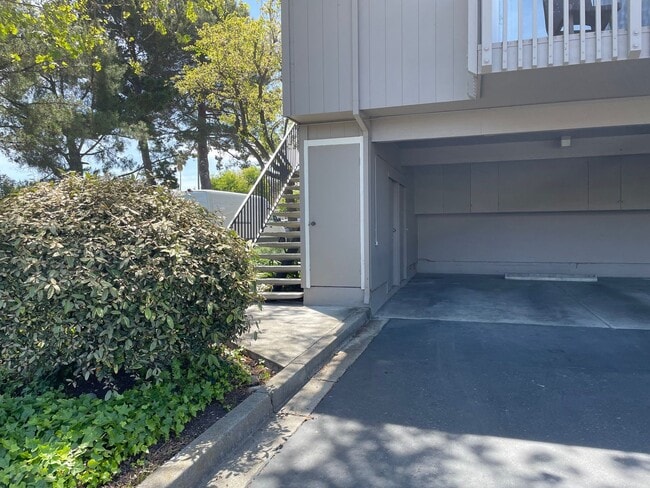 Building Photo - Spacious 2 Bedroom, 1 Bath Apartment w/ 1 Car Covered parking and onsite laundry