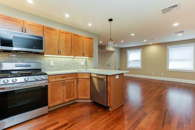 Building Photo - 120 W Seventh St