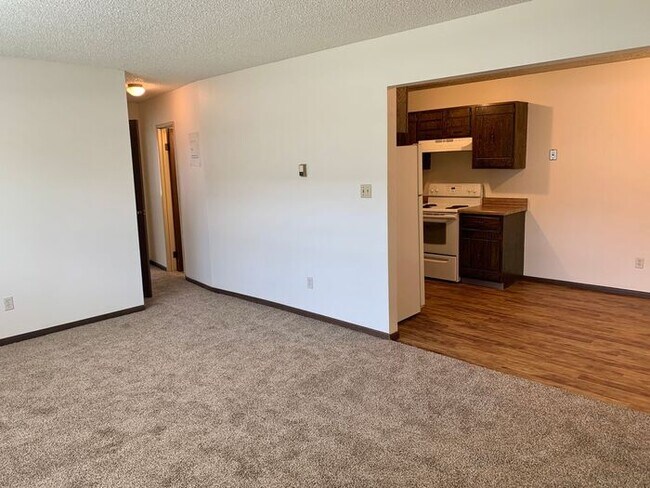 Building Photo - 2 Bed, 1 Bath Apartment for Rent in East Loveland! Move in special - 2 Weeks Free, Flexible lease...