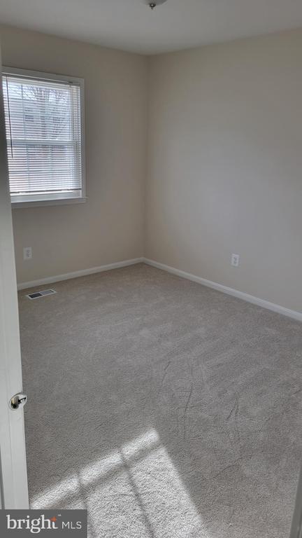 Building Photo - 2055 Pilgrim Dr