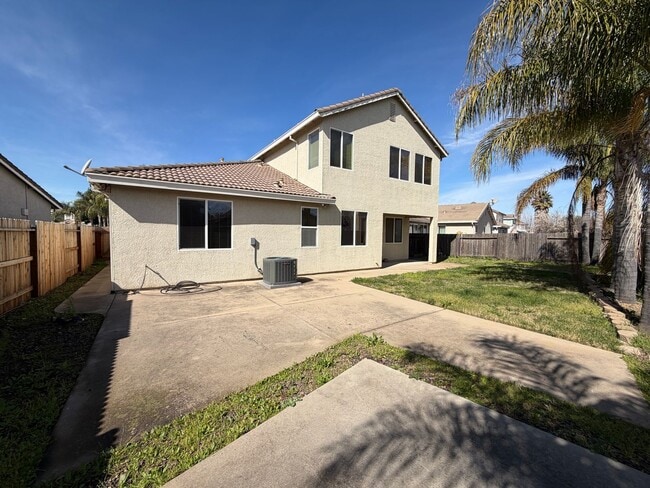 Building Photo - Spacious Home in Quiet Area