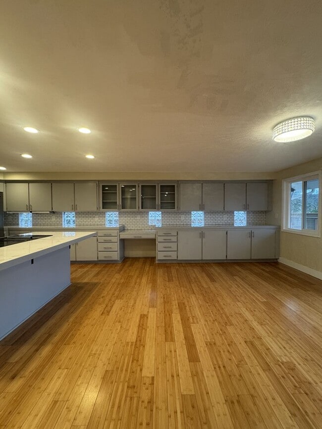 Building Photo - 5-Bed, 3-Bath in South Eugene