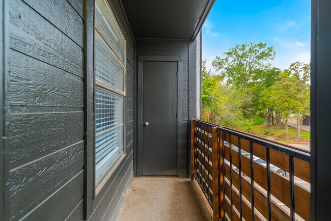 Building Photo - 2525 Thomason Cir