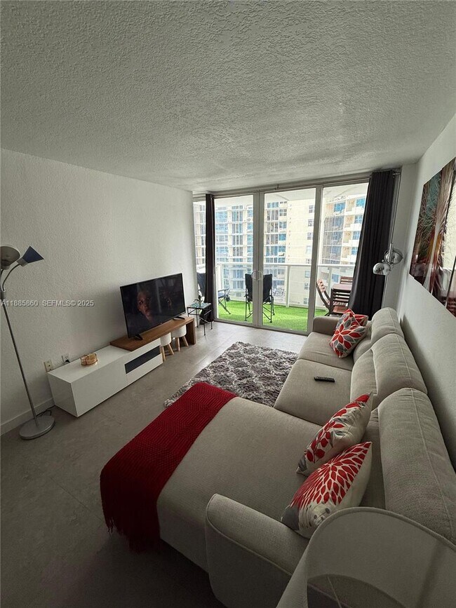 Building Photo - 3140 S Ocean Dr