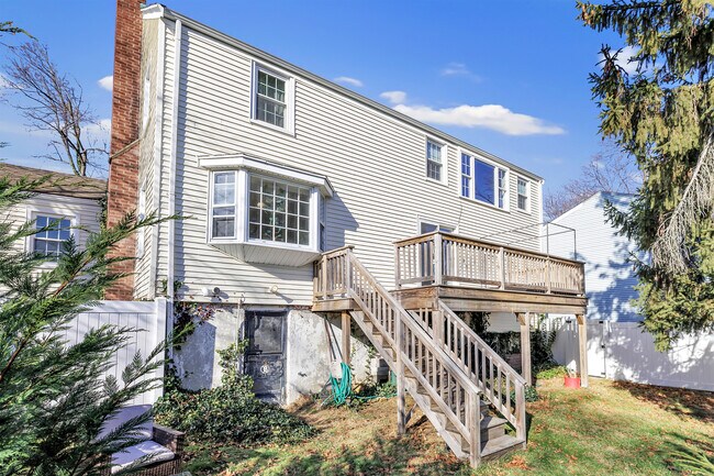 Building Photo - 124 Stiles St