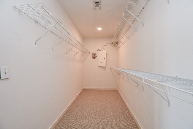 Building Photo - 824 Robin St