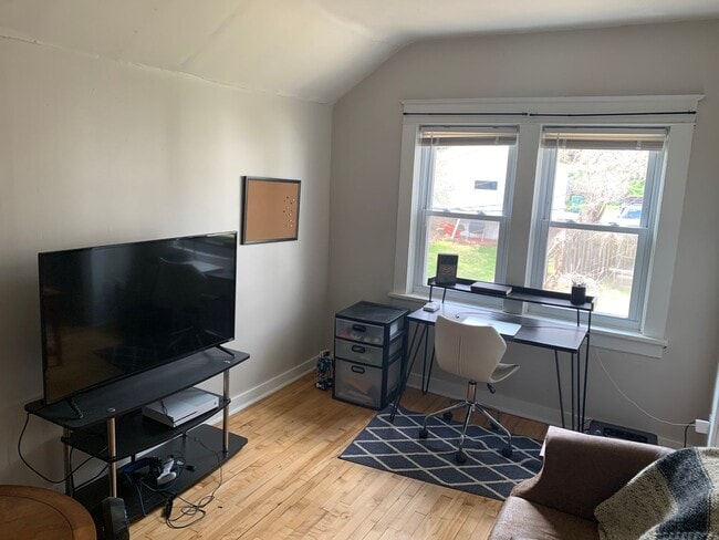 Building Photo - Duluth, MN - 3-bedroom - 2 bathroom - Sing...