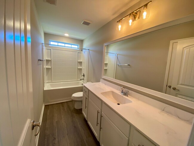 Building Photo - 3 bed/2.5 bath at end unit townhome in Ber...